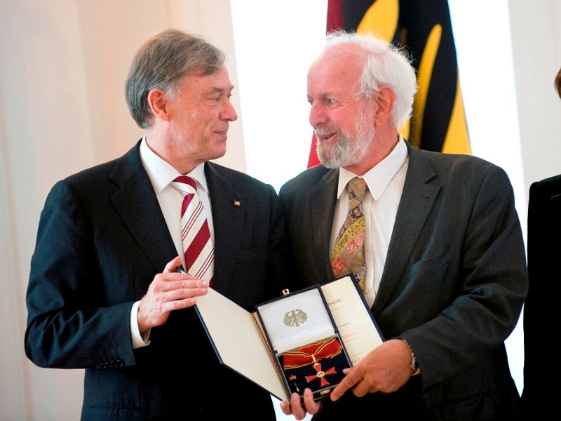 Foto: Bundespräsident Horst Köhler überreicht Prof. Dr. Ernst Ulrich von Weizsäcker das Große Bundesverdienstkreuz (Foto: Bundesregierung / GuidoBergmann / Steffen Kugler)